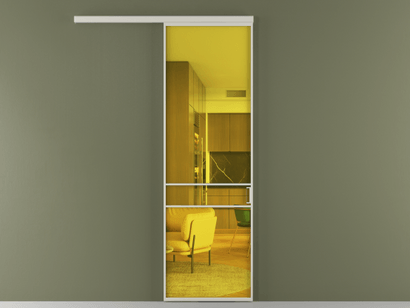 Алюминевая перегородка vd1_02_ Алюминий тёплый серый Прозрачное жёлтое стекло, триплекс, 6мм. Цвет Алюминий тёплый серый. Материал Алюминий в эмали. Коллекция Перегородка Formato вдоль стены одностворчатая. Картинка.